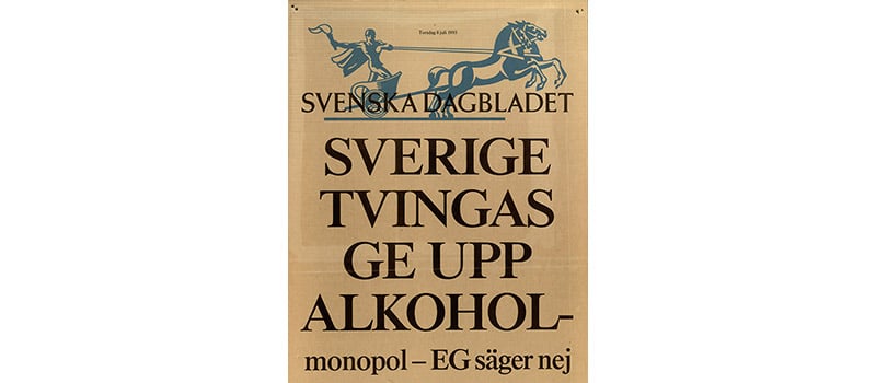 "Sverige tvingas ge upp alkoholmonopol - EG säger nej Svenska Dagbladets löpsedel från 8 juli 1993 Deponent: Systembolaget / Systembolaget AB; Motiv-ID: DA-2015-090603-SYS000908