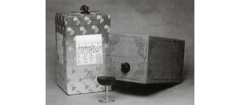 Viner i bag-in-box 10-litersboxar av både vitt och rött vin. Deponent: Systembolaget / Systembolaget AB; Motiv-ID: DA-2015-090623-SYS000928