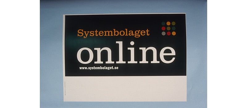 "Systembolaget online", dekal Foto av skylt 70x50 cm. Tidpunkt: 2000; Deponent: Systembolaget / Systembolaget AB; Motiv-ID: DA-2015-089447-SYS000726