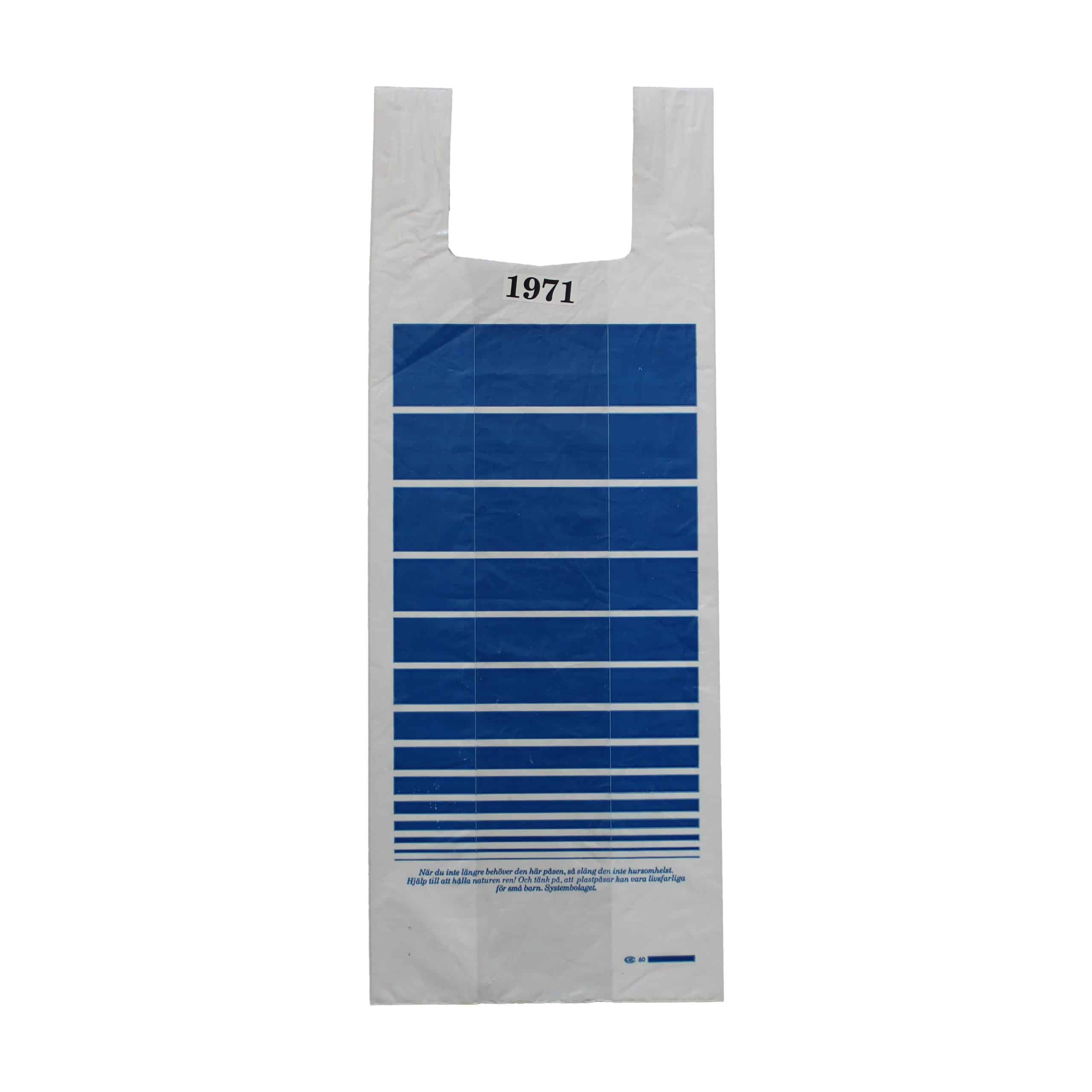 Vit plastpåse med blått tryckMönster.Tidpunkt: 1971; Deponent: Systembolaget / Systembolaget AB; Motiv-ID: SYS010013