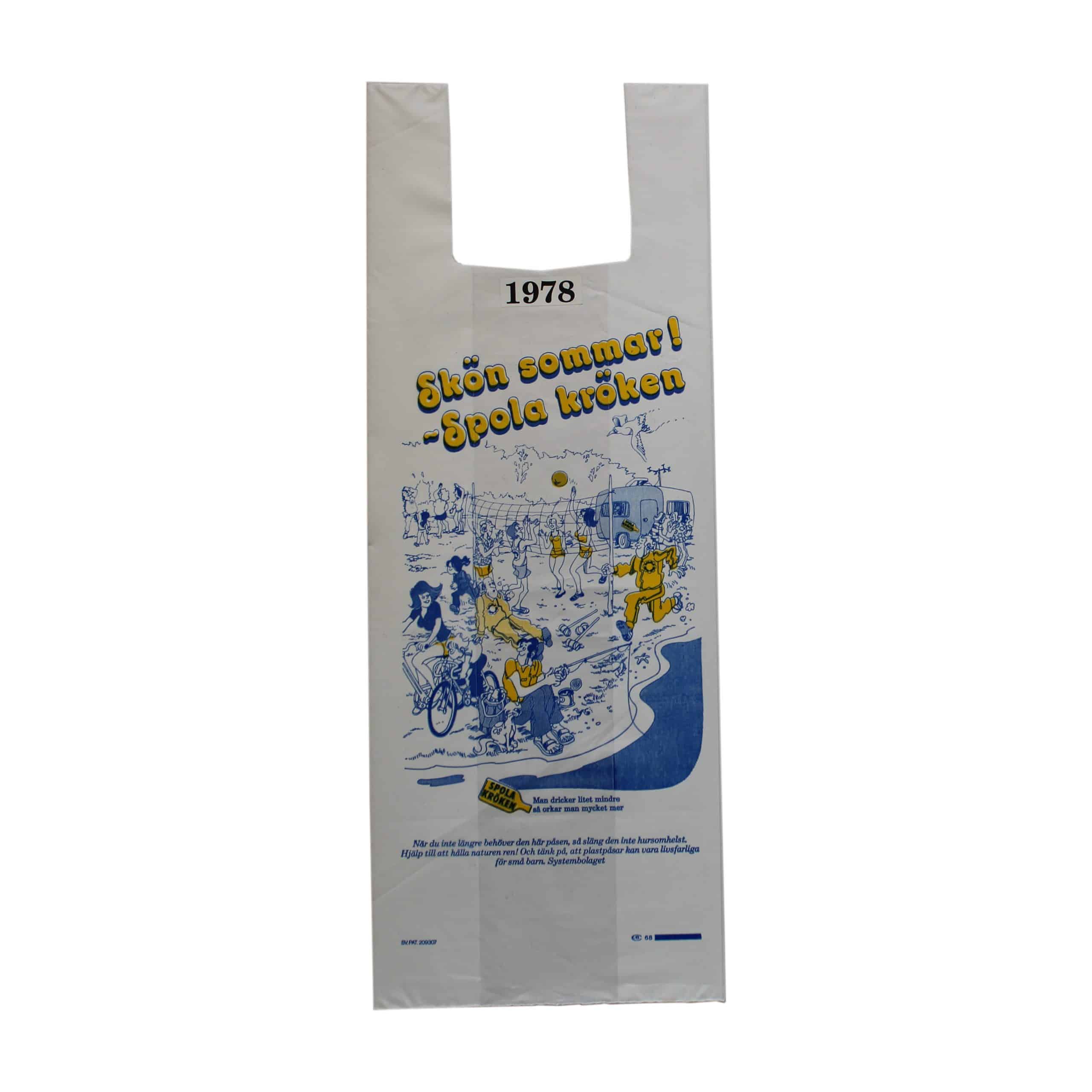 Vit plastpåse med blå-gult tryckSommar/Simma lugnt (Spola kröken).Tidpunkt: 1978; Deponent: Systembolaget / Systembolaget AB; Motiv-ID: SYS010034