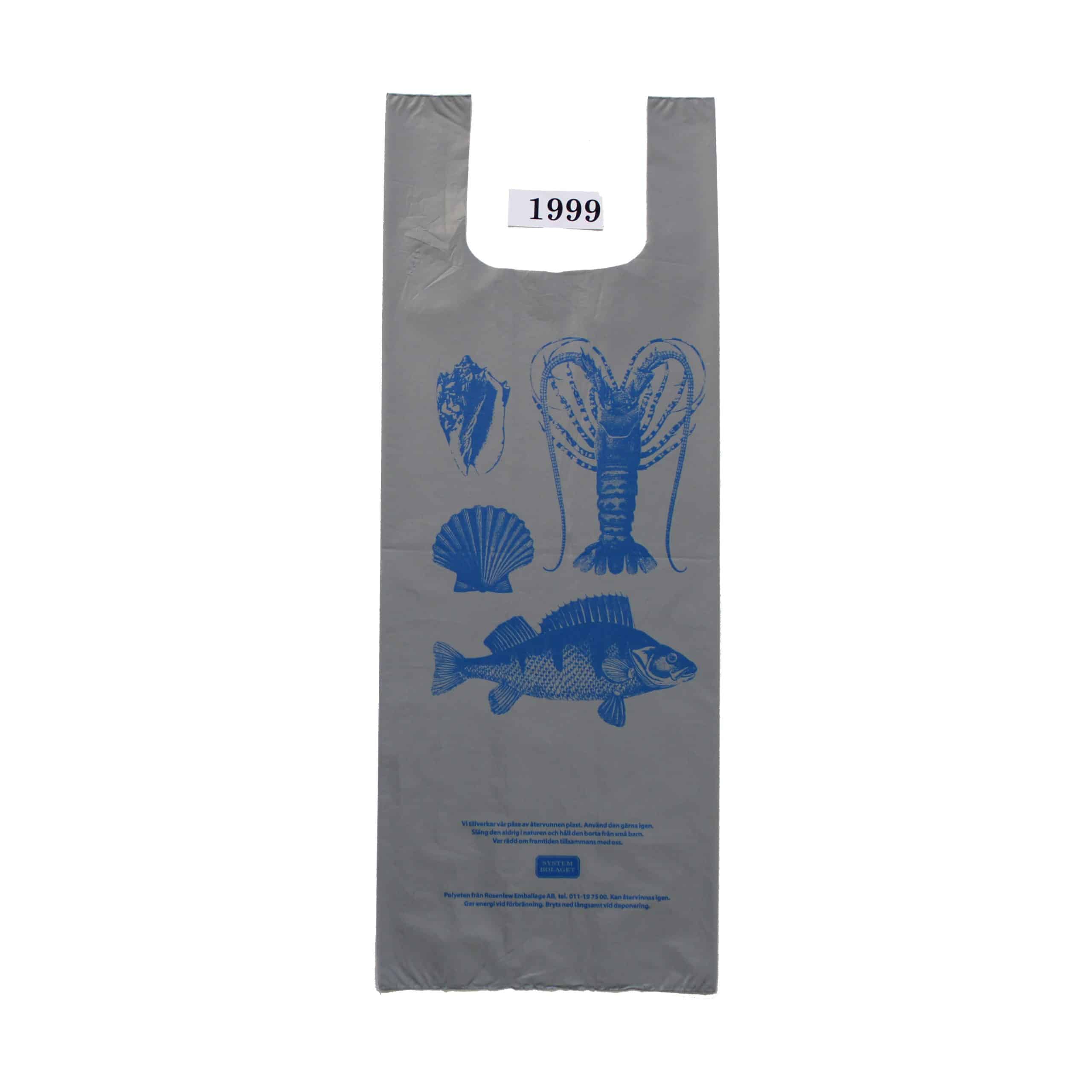 Grå plastpåse med blått tryckMotiv, fisk och skaldjur.Tidpunkt: 1999; Deponent: Systembolaget / Systembolaget AB; Motiv-ID: SYS010131